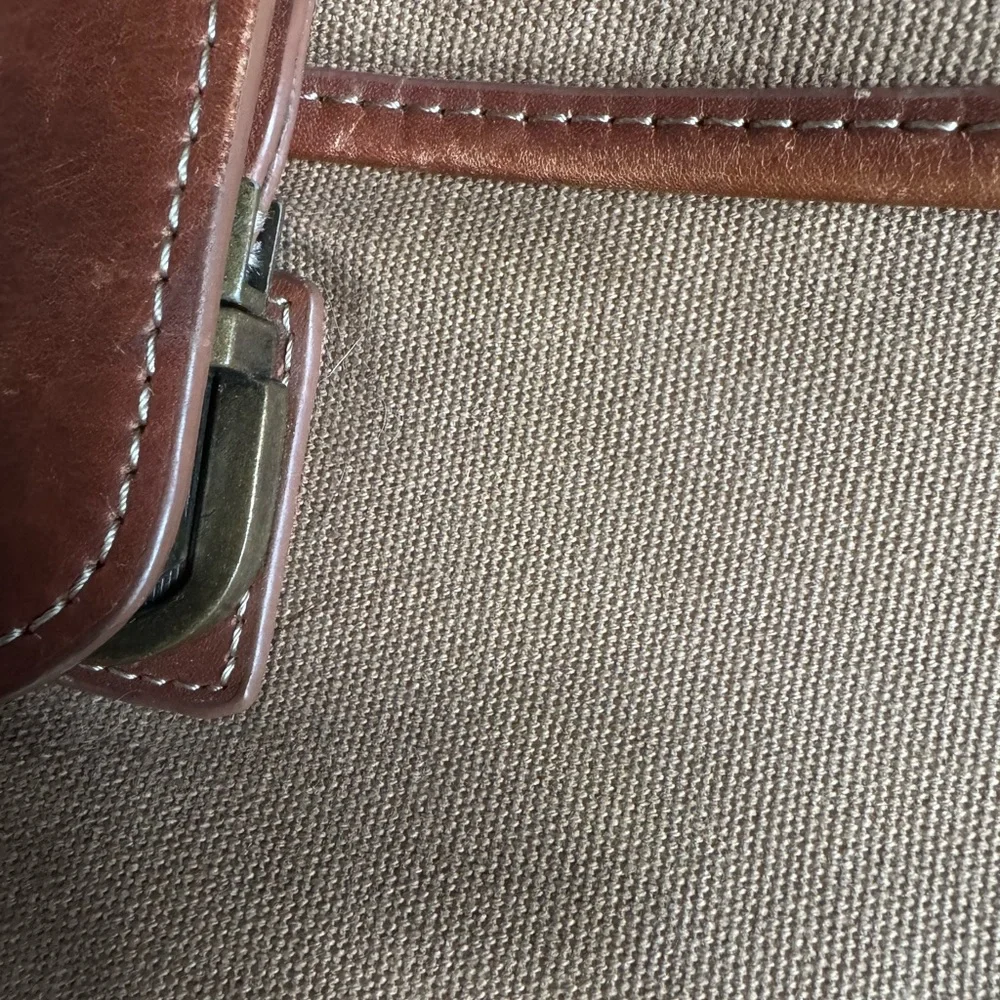 Tommy Hilfiger Workhorse Dowel Flap-Over Messenger Bag